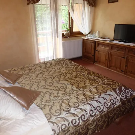 Dwor Karolowka מלון 3*