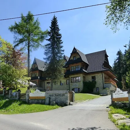 Dwor Karolowka מלון